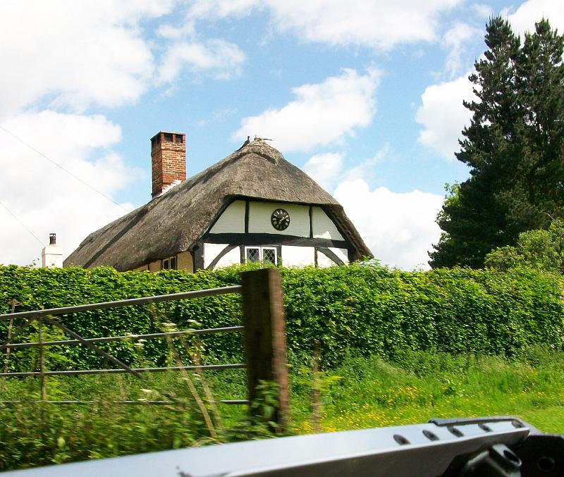 Cottage verscholen achter de bekende hagen,.JPG - Cottage verscholen achter deze typische groene hagen,